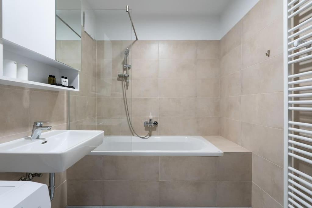1Br Haven With Swift City Access By Hm Wien Eksteriør bilde