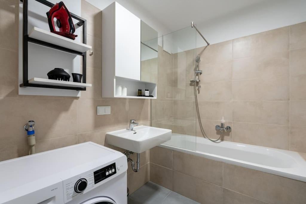1Br Haven With Swift City Access By Hm Wien Eksteriør bilde